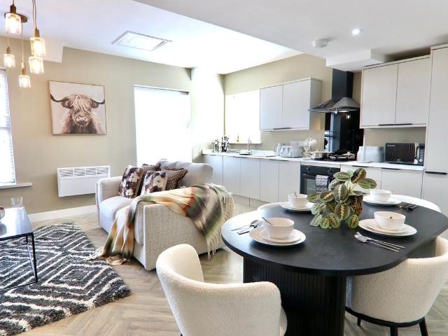 702 Warrington Road WN3, 2 bed flat to rent, £1,200 pcm | PrimeLocation