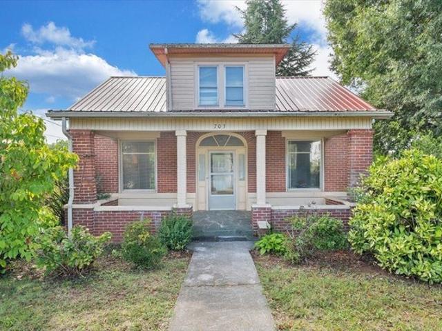 703 Henry St, Gretna, VA 24557