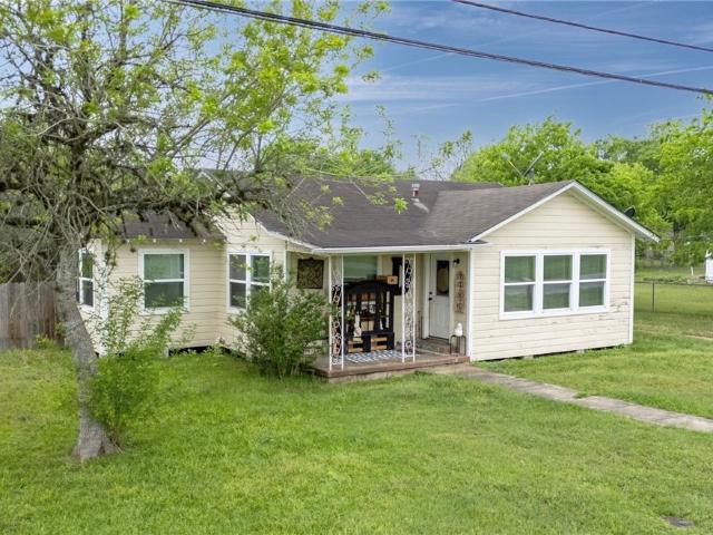 704 Maple St, Yoakum, TX 77995 | MLS #575798