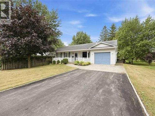 704 Toronto Street, Plympton Wyoming, ON, N0N 1T0 house for sale | Listing ID 26017 | Royal LePage