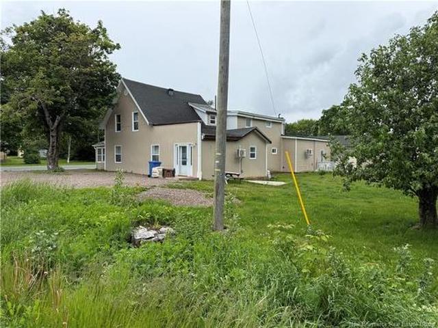 707 Boulevard St Pierre Ouest, Caraquet, NB, E1W 1A1 house for sale | Listing ID NB142696 | Royal LePage