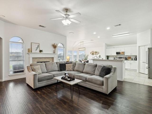 707 Bayshore Dr, Mansfield, TX 76063