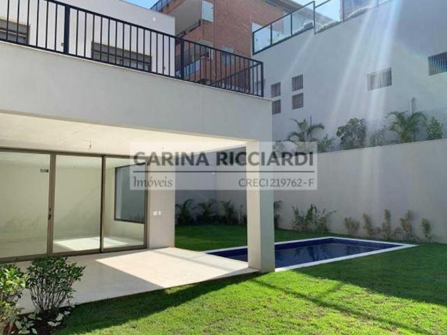 708 m² de terreno | 562 m² construídos | Projeto Bi Chrisostomo | 4 suítes | Closets | Piscina | Jar