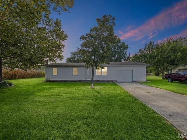 708 S 3rd St, Irvington, IL 62848