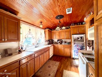 Amite County, Mississippi, USA - Equipped kitchen