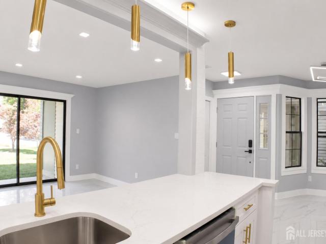 709 Sunshine Court