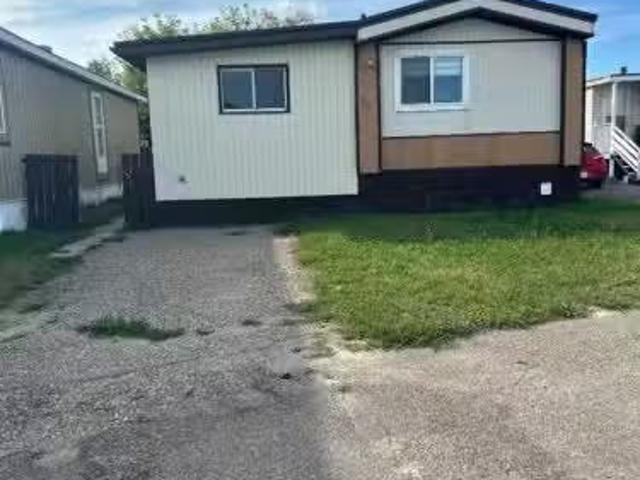 70 Manor Park Crescent East, Brooks, AB, T1R 0P5 house for s.