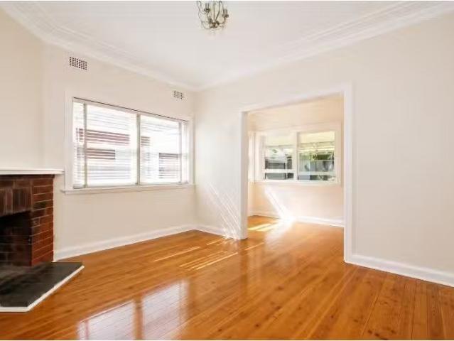 70 Oliver Street, Bexley North House for rent Listed by Ursul.