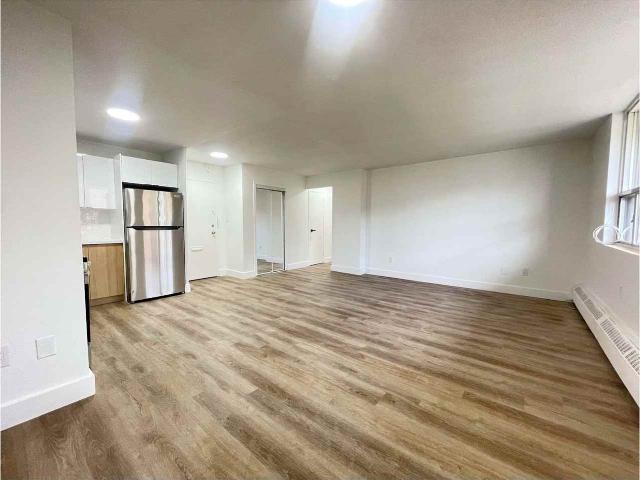 70 Paisley Boulevard West 3 Bedroom Apartment for Rent at 70 Paisley Blvd W, Mississauga, ON L5B 1E1 Cooksville
