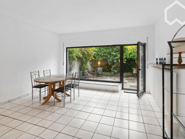 70 sqm apartment with terrace and perfect transport connections in 15 minutes to Cologne city center, Koln Amsterdam Apartments for Rent