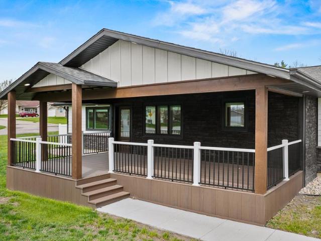 711 8th Street W