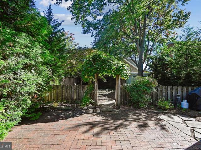 711 Severn Avenue
