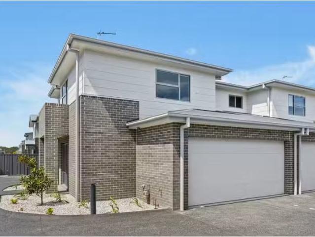 7/12 Bishop Dr, Stream Hill Townhouse for rent Listed by Lara.