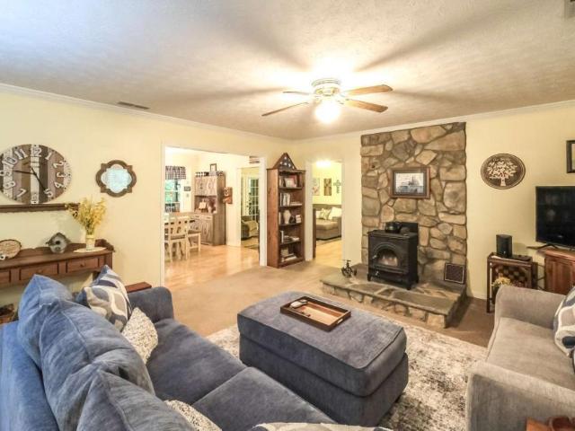712 Honeysuckle Lane