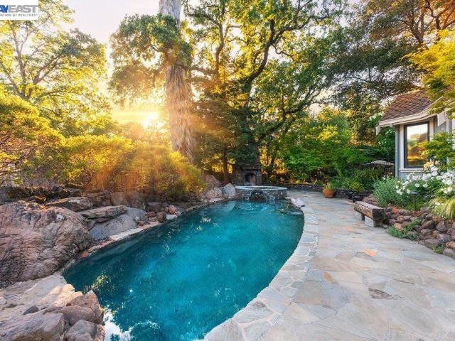 715 Fair Oaks Dr