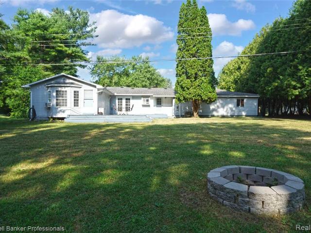 7194 N Center Road