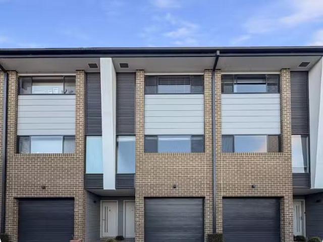 7/1 Bon Scott Cres, Moncrieff Townhouse for rent Listed by Je.