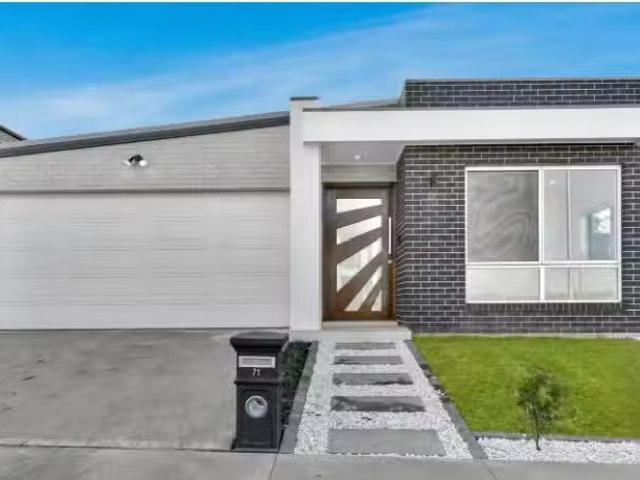 71 Dowie Drive, Claymore House for rent Listed by Michaela Ib.