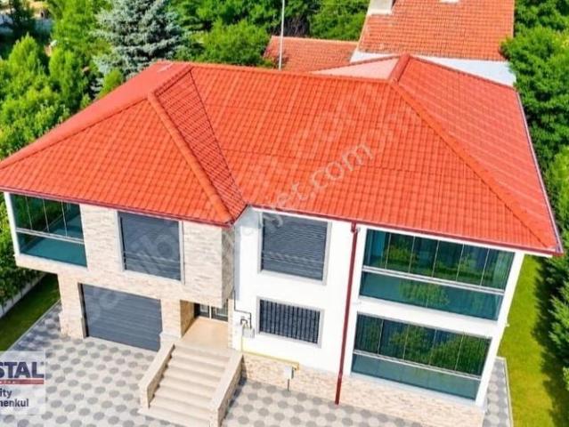 71 Evler'de Yeni Avm'ye Yakın Konumda Müstakil 4+1 Geniş Villa
