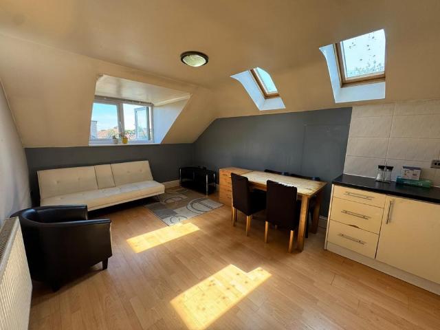 71 LAMPTON ROAD, HOUNSLOW, HOUNSLOW TW3 2 bed flat to rent £1,795 pcm £414 pw