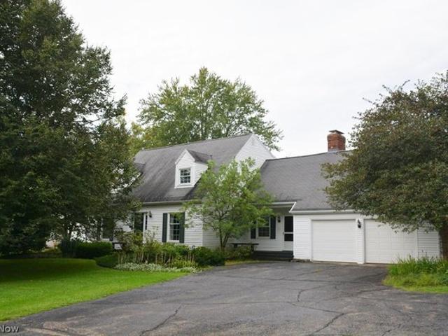 71 Maple Hill Dr, Chagrin Falls, OH 44022