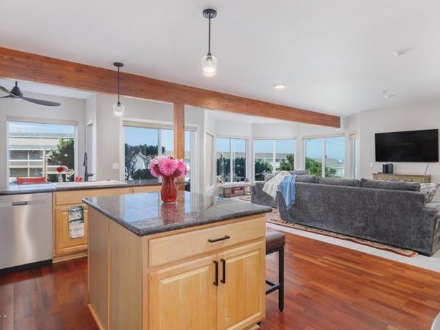720 SW 6th St, Newport, OR 97365