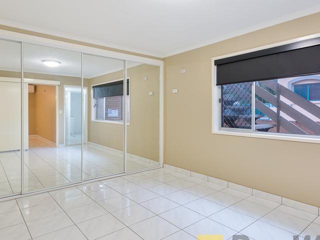 $720 per week / $2,880 Bond