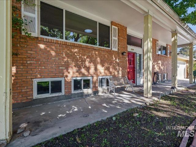 7226 W Cedarwood