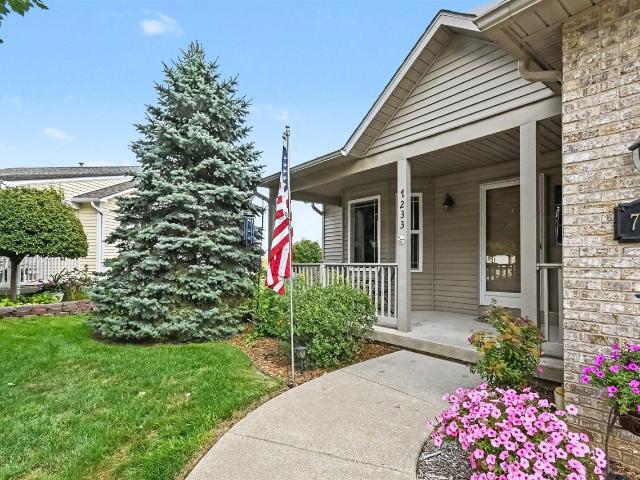 7233 Maplecrest Circle