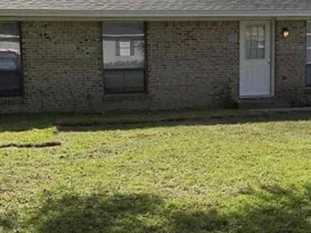 7240 Bogey Ln, 3 beds, 2 full baths