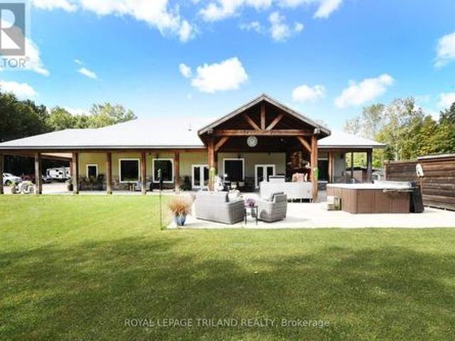 7264 Ridge Road, Lambton Shores Bosanquet, ON, N0N 1J3 Luxury House for sale | Listing ID X13125 | Royal LePage Carriage Trade Luxury Properties