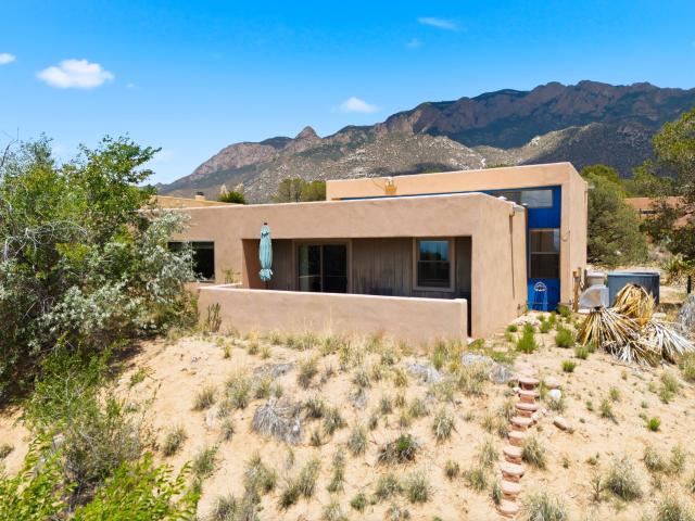 726 Tramway Vista Court NE