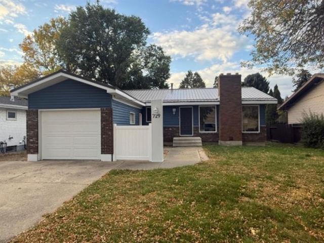 729 3 Street Nw, Medicine Hat, AB, T1A 7P6 house for sale | Listing ID A2349 | Royal LePage