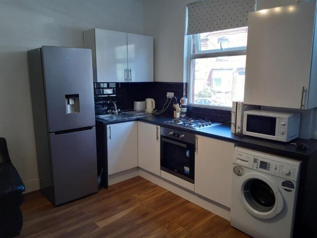 72 bayswater crescent, Harehills 5 bed house to rent £1,600 pcm £369 pw