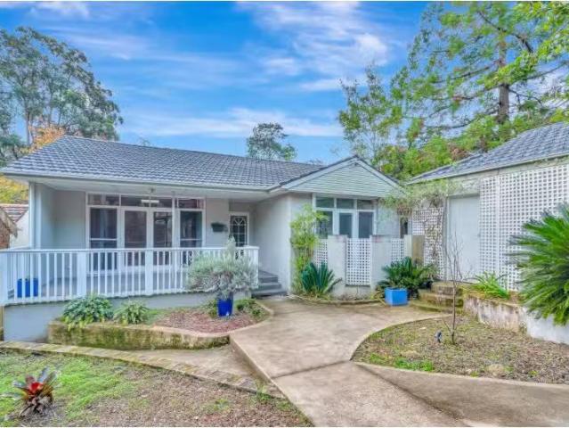 72 Chapman Avenue, Beecroft House for rent Listed by Sarah La.