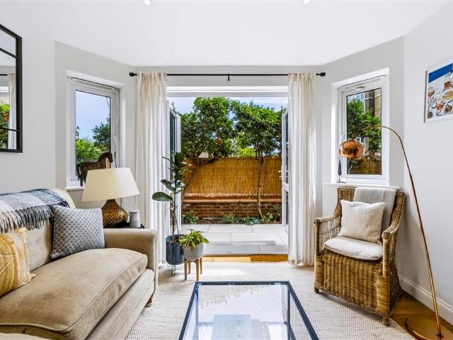 72 St. James's Drive, London SW12 1 bed flat to rent £3,150 pcm £727 pw