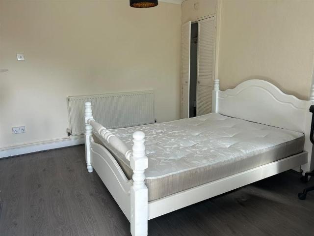 72a Rookery Road, Selly Oak. Studio to rent £750 pcm £173 pw