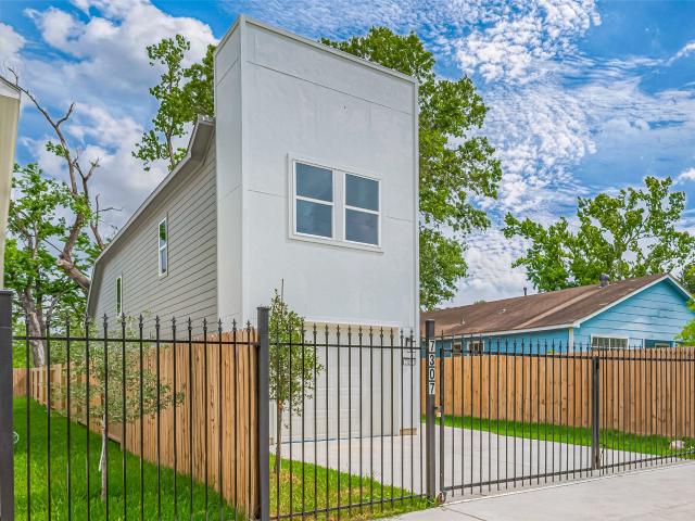 7307 W Knoll Street