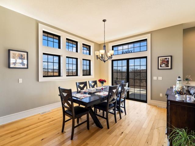 730 Country Side Ln, Pella, IA