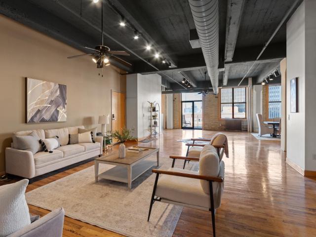 730 N Plankinton Ave, Unit 8C