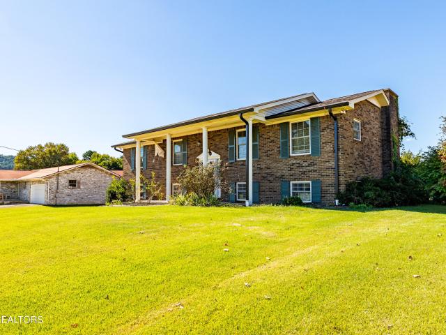 7325 Hallbrook Rd