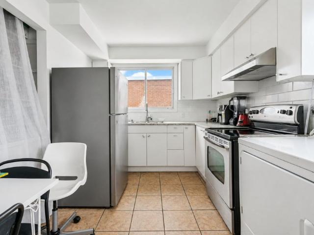 7389 Rue Montpetit, Montréal Saint Léonard, QC H1S