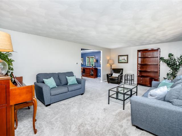 77 Bradley Ct
