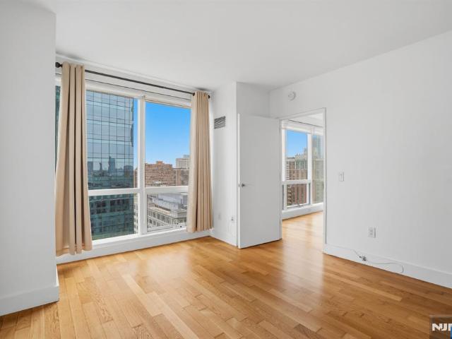 77 Hudson St # 2002