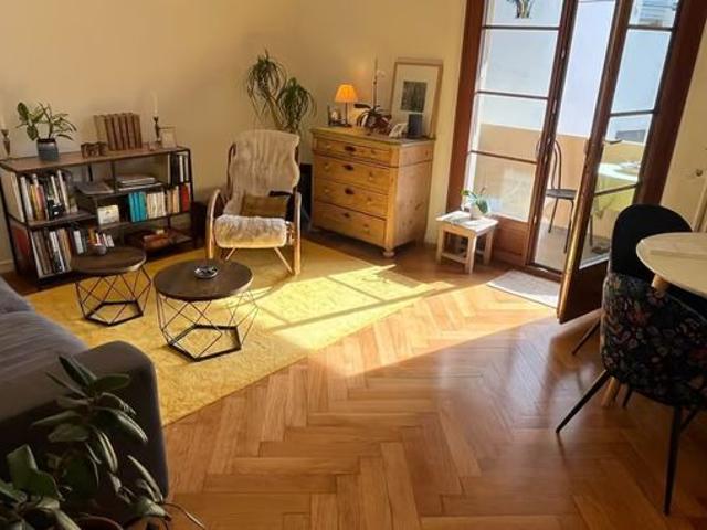 77 m²