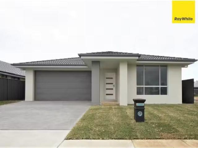 77 Nicholson Parade, SPRING FARM House for rent Listed by Ley.