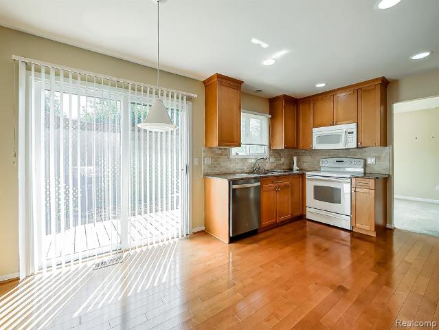 7421 Parkdale