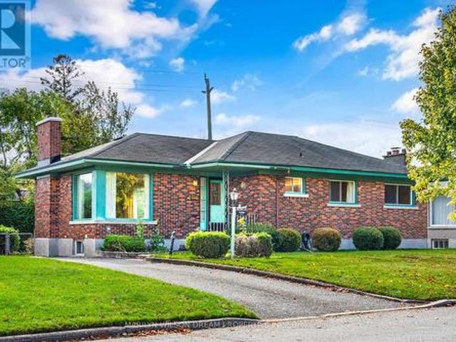 742 Cork Street, Ottawa, ON, K1G 1X9 house for sale | Listing ID X14032 | Royal LePage