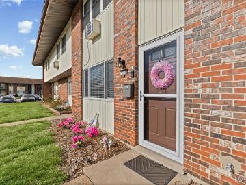 7451 Hazelcrest Dr, Hazelwood, MO 63042 | MLS #26017