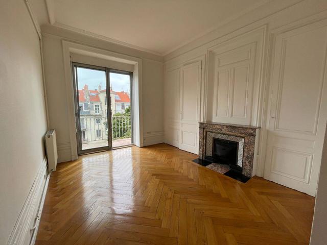 74 AVENUE MARECHAL DE SAXE